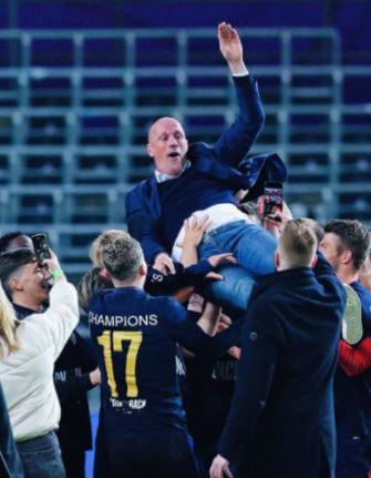 Philippe Clement with his team after the victory.